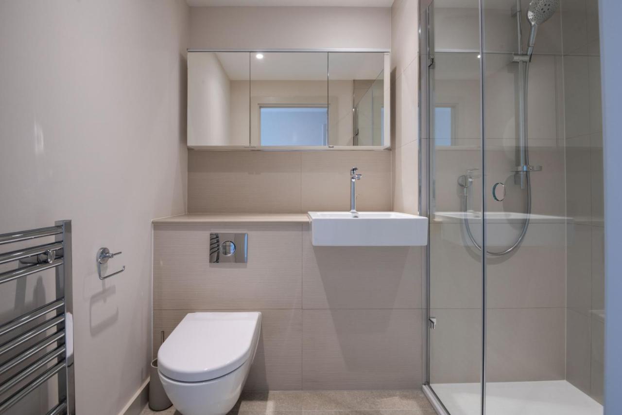 לונדון Modern Family Home Close To Victoria Station By Underthedoormat מראה חיצוני תמונה